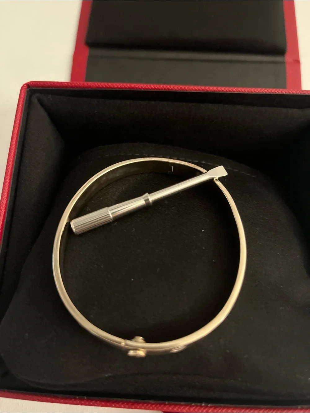 White solid gold 14 k Screw-Detail Bangle. Comes with a signature box. - Picture 1 of 13